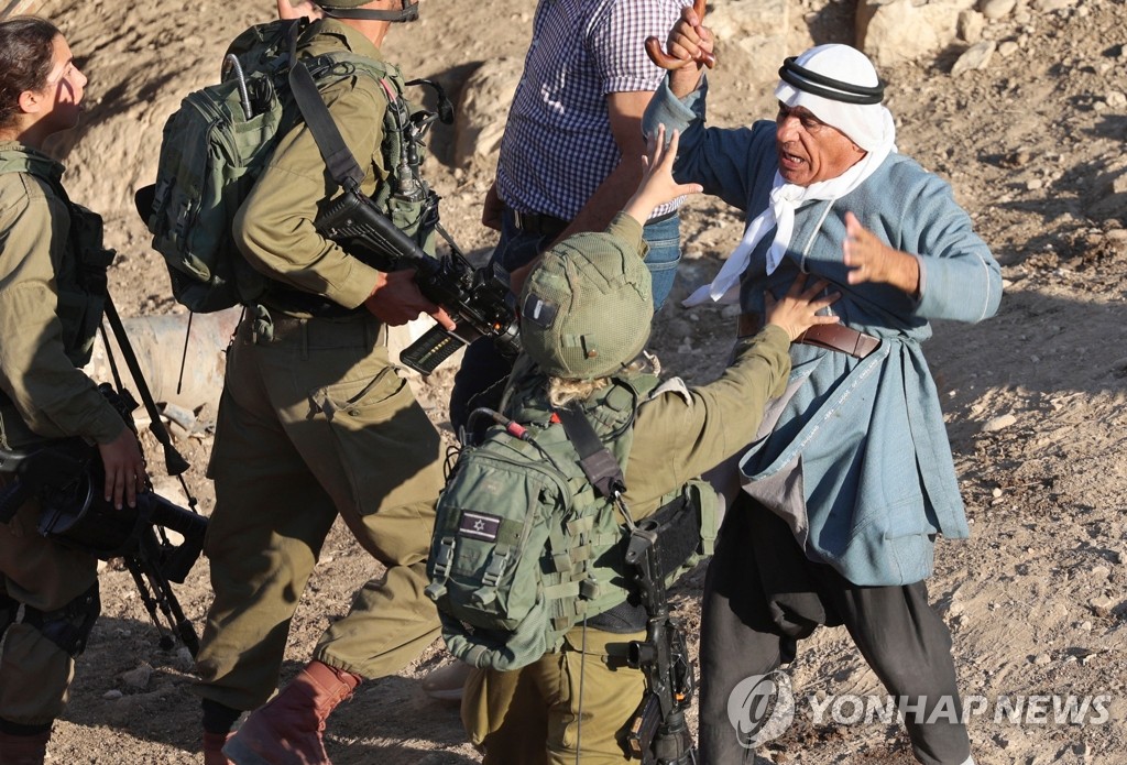 '정착촌 반대' 팔레스타인 시위대 저지하는 이스라엘군
