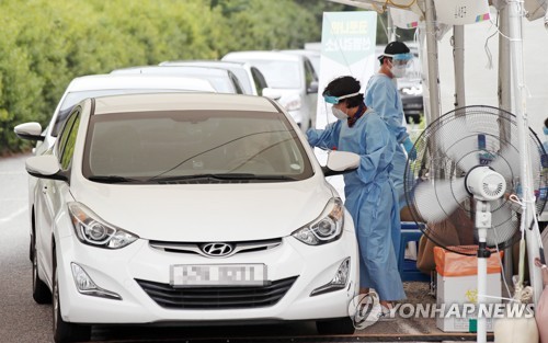 Un centre de dépistage au volant dans le quartier de Seocho à Séoul. (Photo d'archives Yonhap)