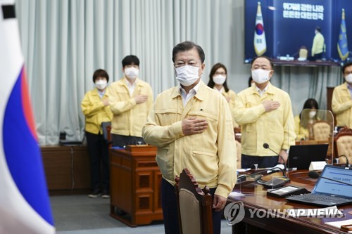 국기에 경례하는 문재인 대통령