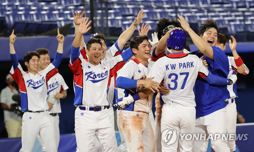  오지환 맹활약…한국 야구, 이스라엘에 힘겨운 연장전 승리 