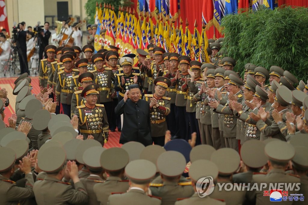 김정은, 사상 첫 전군지휘관 강습 주재…핵 언급 없어