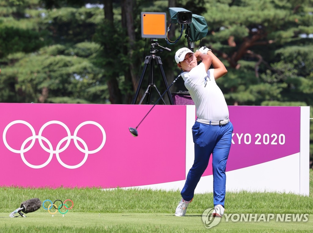 Kim Si-woo of South Korea watches his tee shot on the 18th hole during the final round of the Tokyo Olympic men's golf tournament at Kasumigaseki Country Club in Saitama, Japan, on Aug. 1, 2021. (Yonhap)