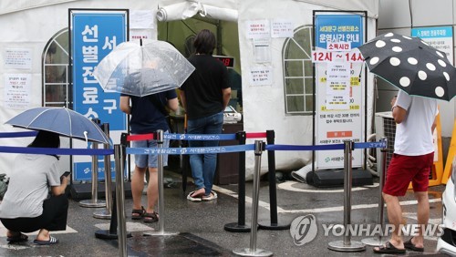 비 오는 날도 계속되는 코로나 검사