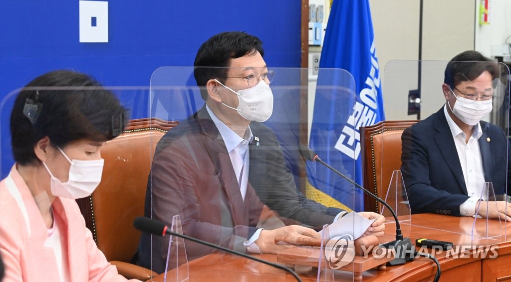 Song Young-gil (C), leader of the ruling Democratic Party, speaks during a meeting of the party's supreme council members at the National Assembly in Seoul on Aug. 2, 2021. (Yonhap)