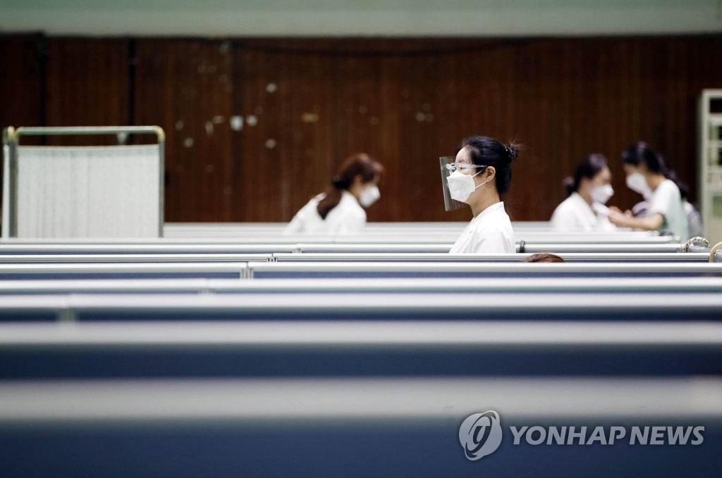 백신 접종 대상자 확인하는 보건소 의료진