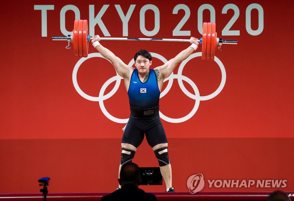 Jin Yun-seong competes in weightlifting Jin Yun-seong competes in weightlifting