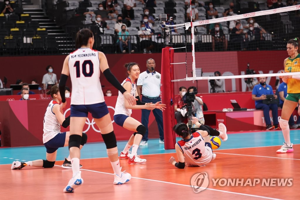South Korean players react to a lost point against Brazil during the semifinals of the Tokyo Olympic women's volleyball tournament at Ariake Arena in Tokyo on Aug. 6, 2021. (Yonhap)