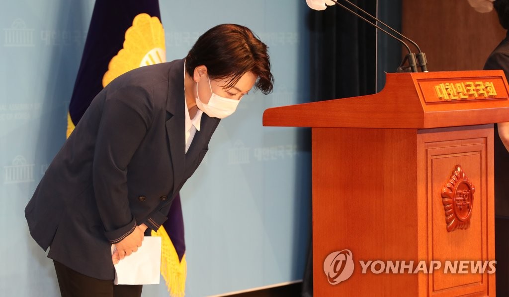 의원직 사퇴 기자회견에서 고개 숙인 윤희숙