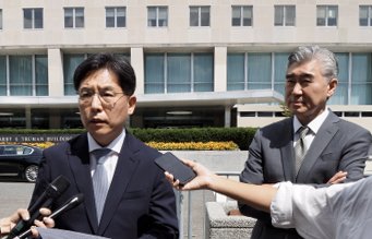 This file photo shows South Korean nuclear envoy Noh Kyu-duk (L) speaking in a joint press conference with U.S. Special Representative for North Korea Policy Sung Kim after their meeting at the State Department in Washington on Aug. 30, 2021. (Yonhap)