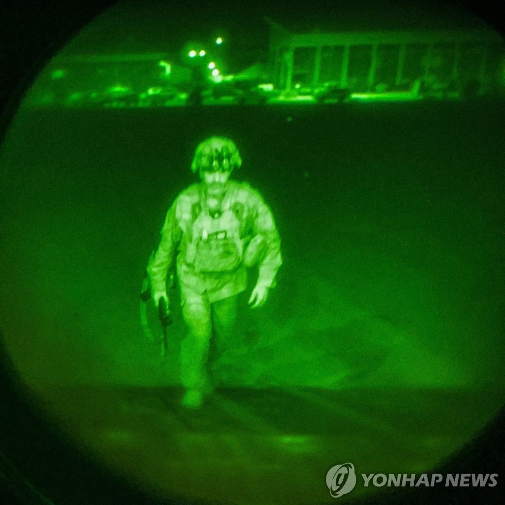 C-17 수송기 오르는 마지막 철수 아프간 미군