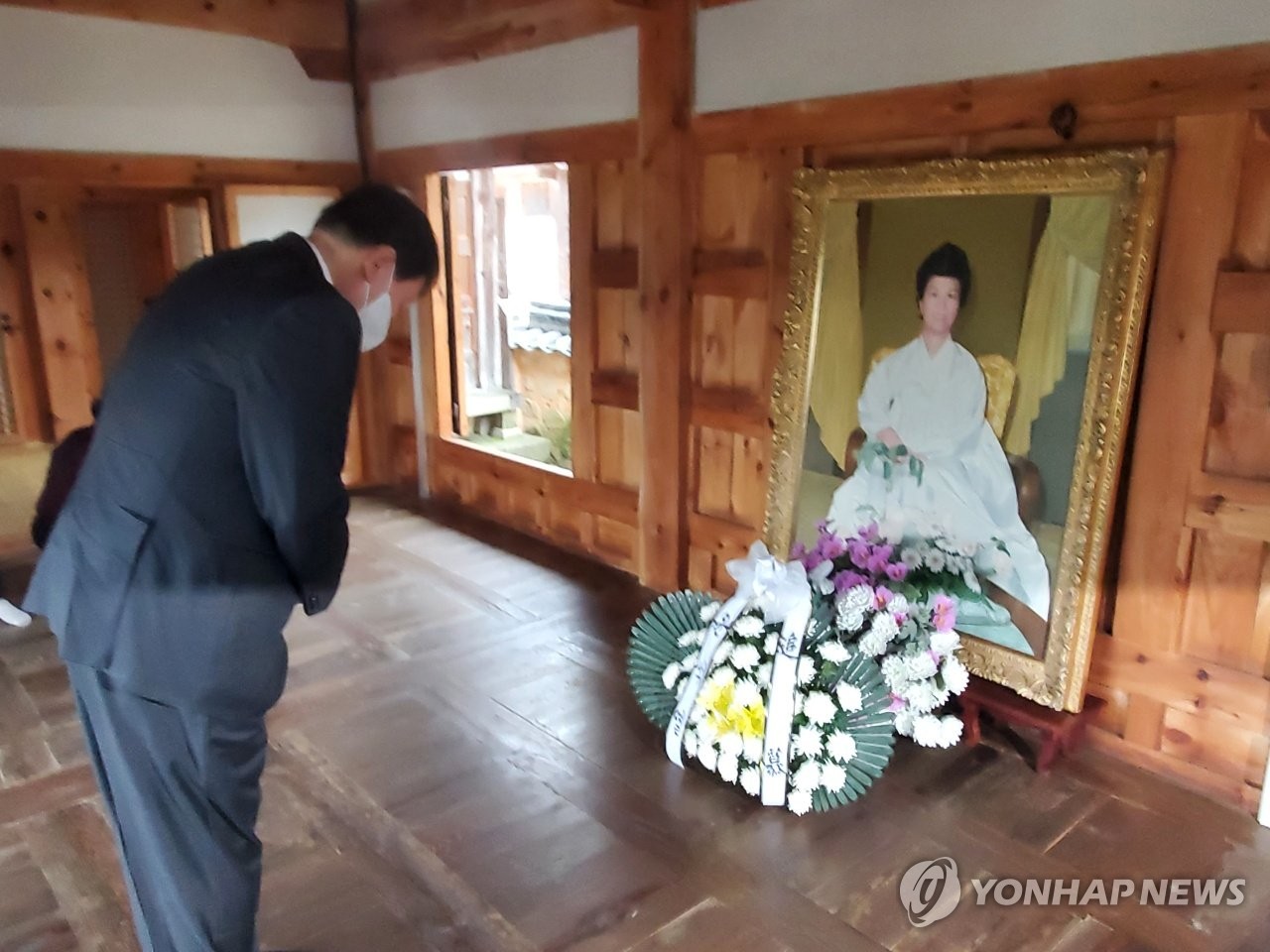 육영수생가 찾아 참배하는 윤석열