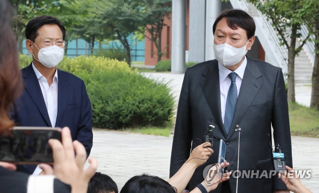 질문에 답하는 윤석열