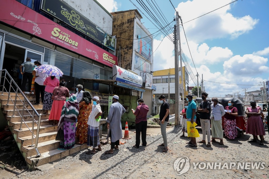 스리랑카 수도 콜롬보의 한 식품점 앞에 주민들이 필수 식품을 사기 위해 길게 줄지어 선 모습. [EPA=연합뉴스 자료사진]