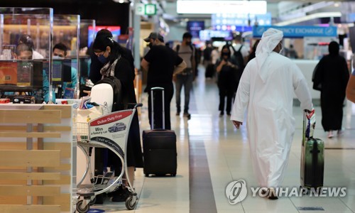 면세점 둘러보는 두바이 국제공항 이용객들