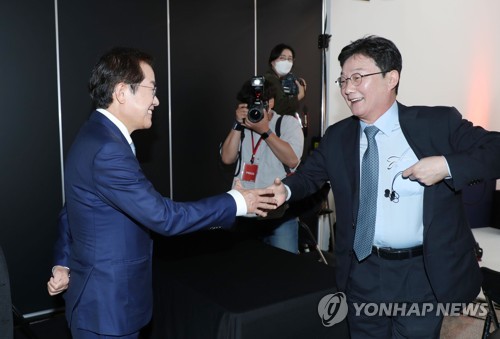 인사하는 홍준표 후보와 유승민 후보