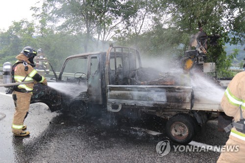 익산서 도로 달리던 1t 트럭에서 불