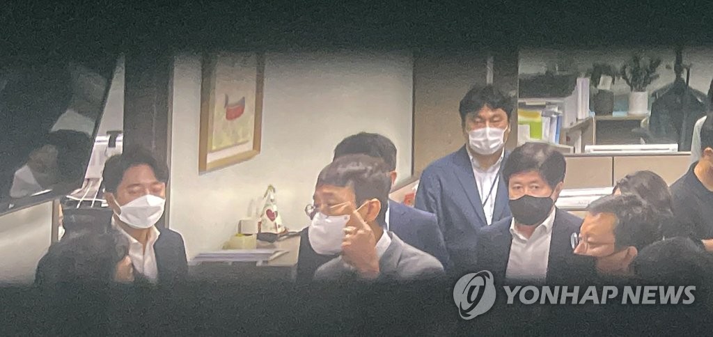압수수색 항의하는 김웅