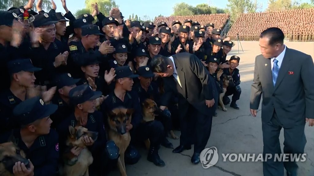 군견 쓰다듬는 북한 김정은