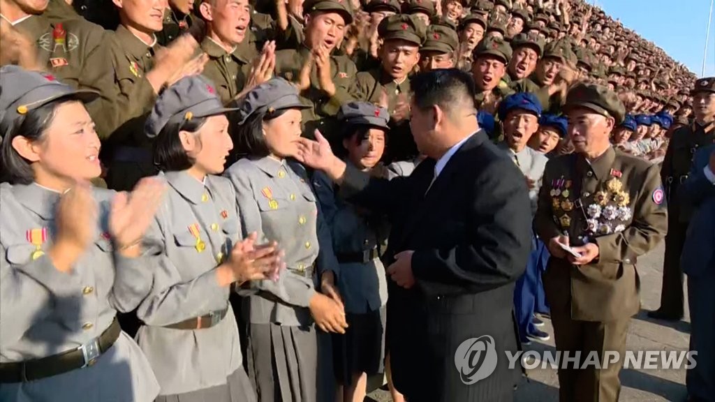 여군의 볼 쓰다듬는 북한 김정은