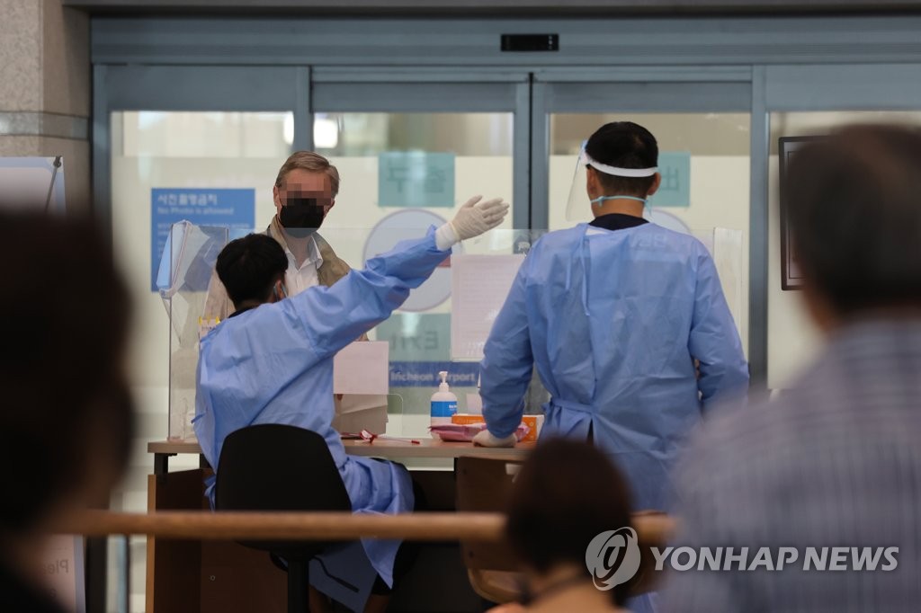 Medical officials work at Incheon International Airport in Incheon, west of Seoul, on Sept. 12, 2021. (Yonhap)