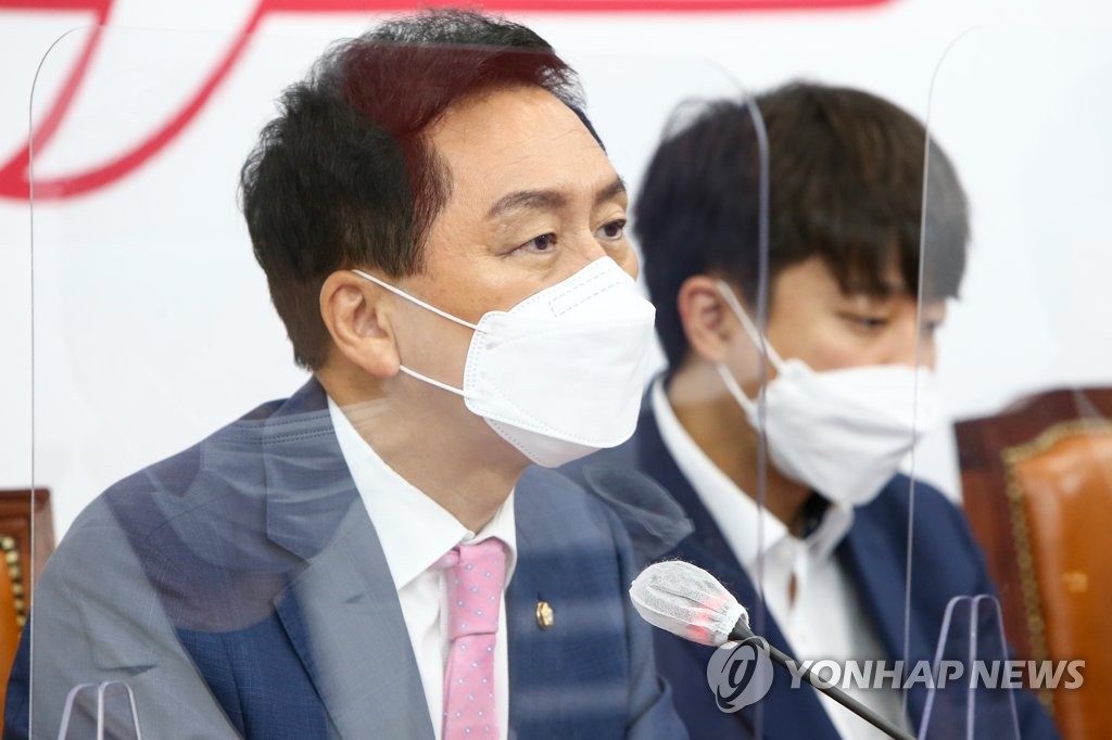 최고위원회의에서 발언하는 김기현 원내대표
