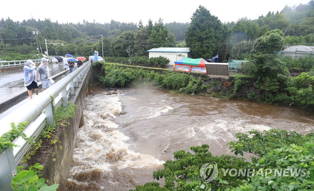 태풍 '찬투' 북상…폭우 쏟아진 서귀포