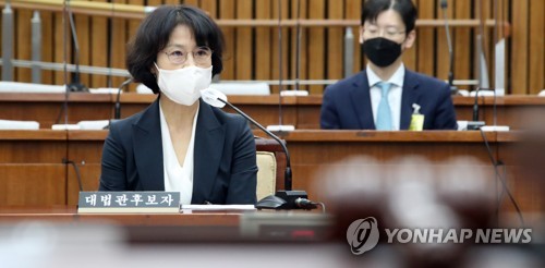 답변하는 오경미 대법관 후보자