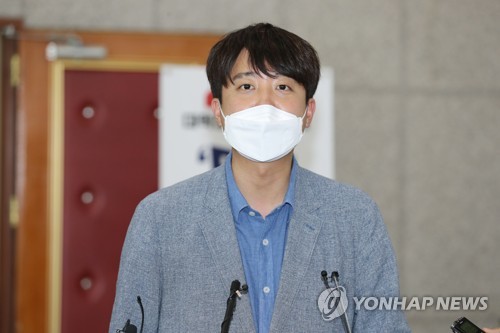 기자들 질문에 답하는 이준석 국민의힘 대표