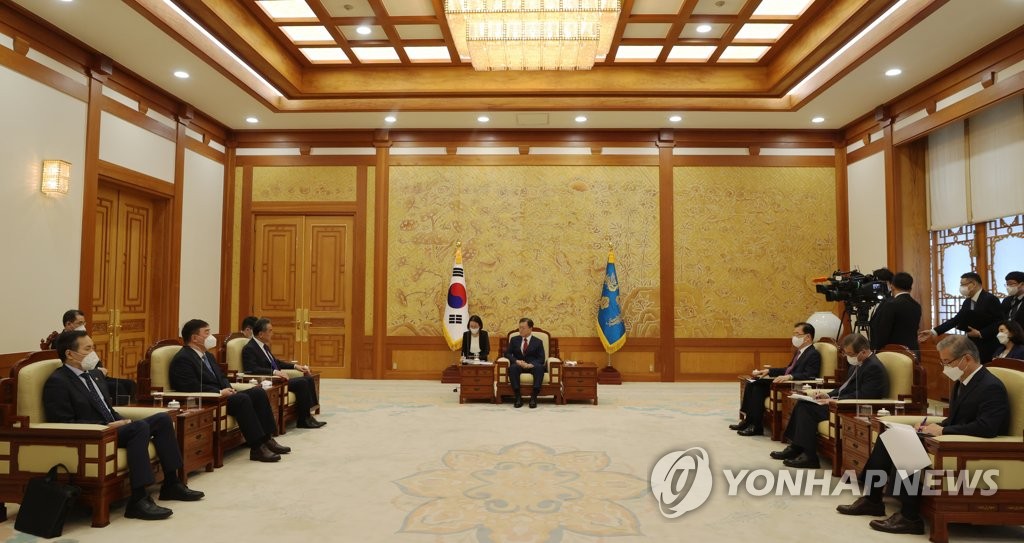 Moon meets Chinese foreign minister Moon meets Chinese foreign minister