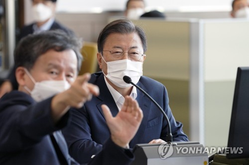 미사일전력 시험 참관하는 문재인 대통령