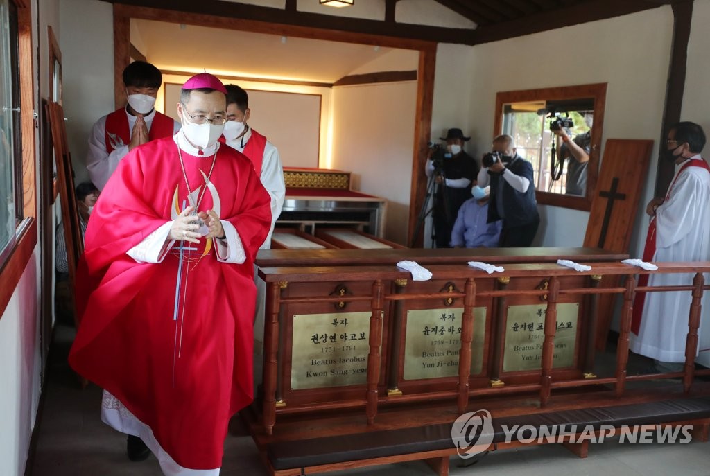 순교자 옆 지나는 김선태 천주교 전주교구장
