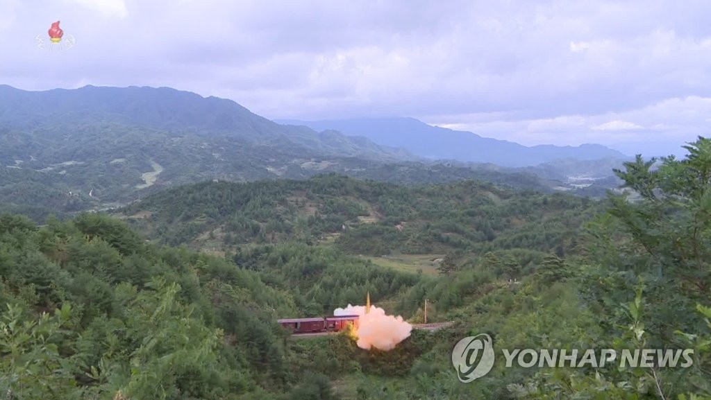 북한, 어제 열차서 탄도미사일 발사…"동해상 800㎞ 목표 타격"