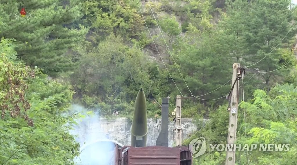 북한, 어제 열차서 탄도미사일 발사…"동해상 800㎞ 목표 타격"