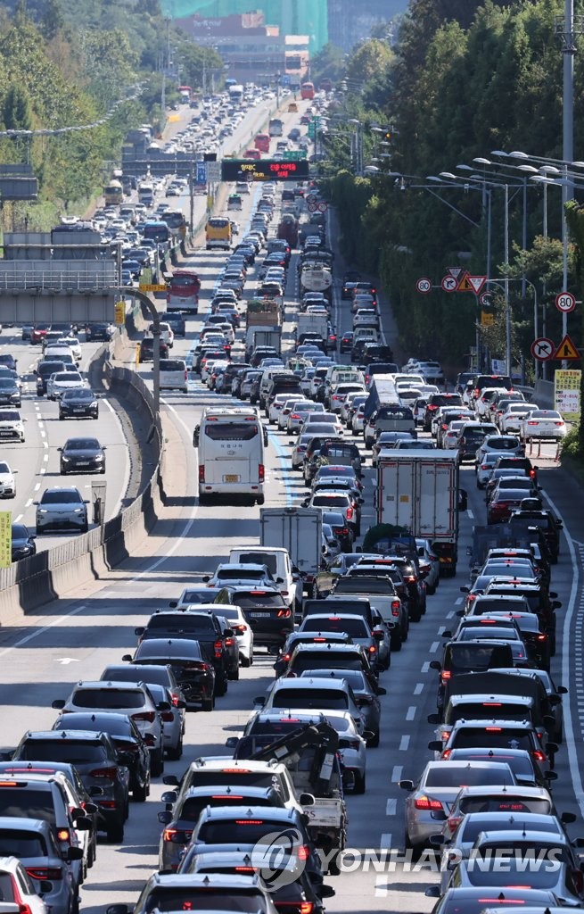 Heavy traffic clogs the southbound lanes on the Gyeongbu Expressway, which links Seoul to Busan, in southern Seoul on Sept. 17, 2021, the eve of a five-day break for Chuseok, the Korean harvest holiday that falls on Sept. 21 this year. (Yonhap)