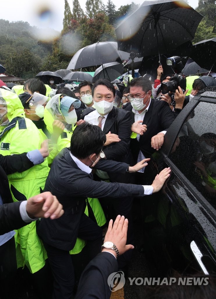 Yoon faces protest from Park supporters Yoon faces protest from Park supporters