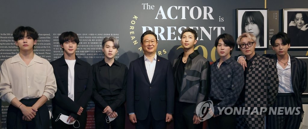 BTS visita el Centro Cultural Coreano en Nueva York BTS visita el Centro Cultural Coreano en Nueva York