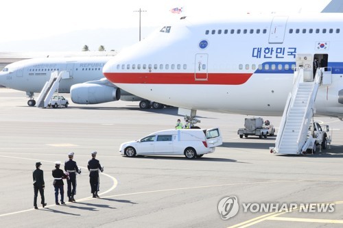 유해 운구하는 의장병