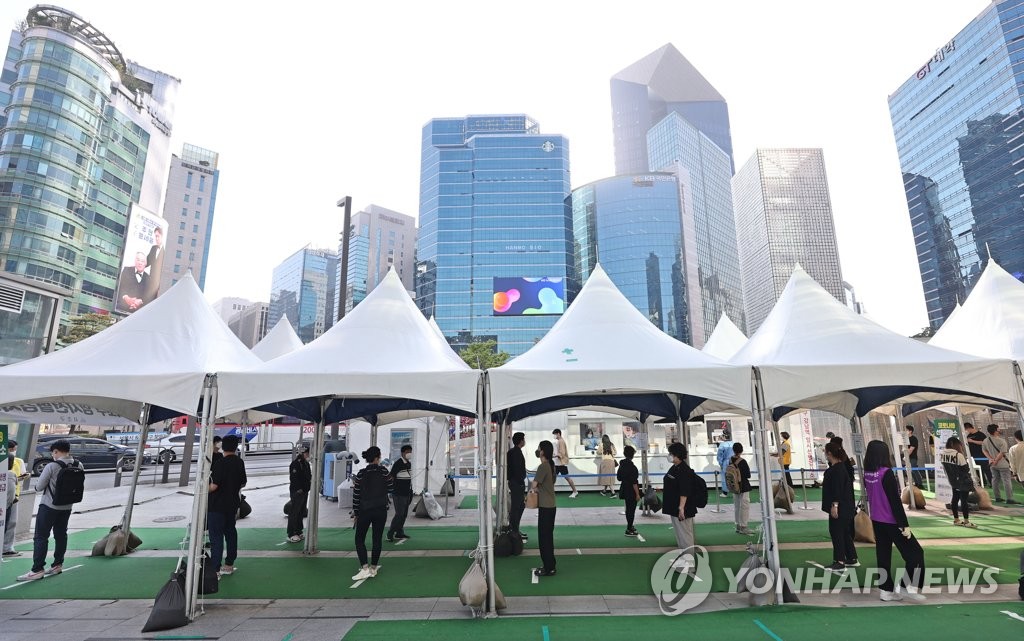 신규확진 2천434명로 최다... 붐비는 선별진료소