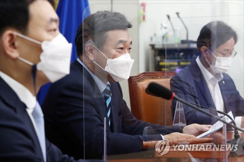 발언하는 윤호중 원내대표