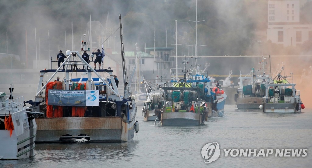 해상 풍력발전기 설치 반대하는 프랑스 어민들