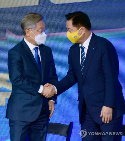 악수하는 이재명과 김두관