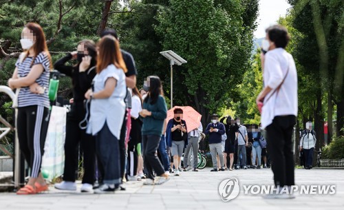 붐비는 코로나19 임시 선별진료소