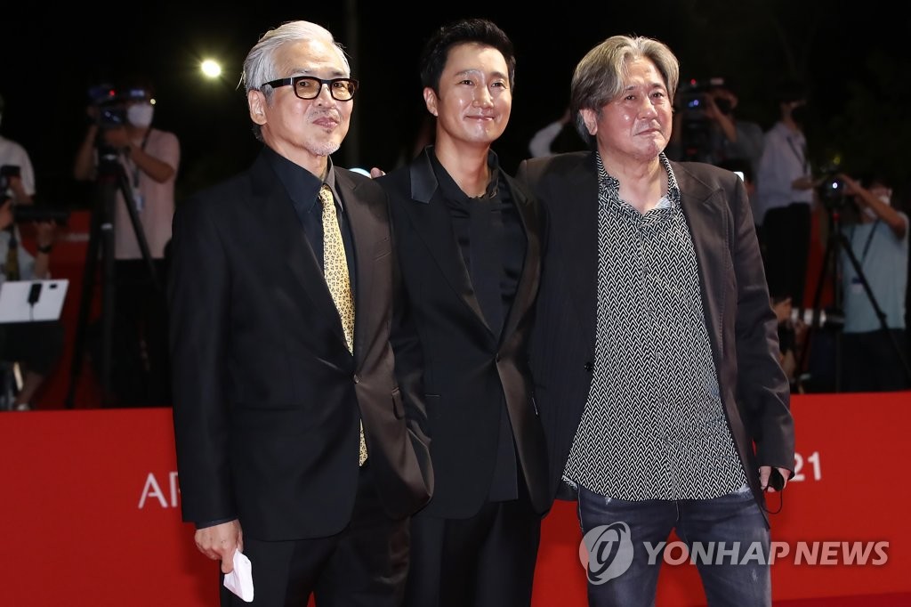 개막작 '행복의 나라로' 주역들