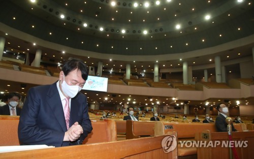 기도하는 윤석열 예비후보