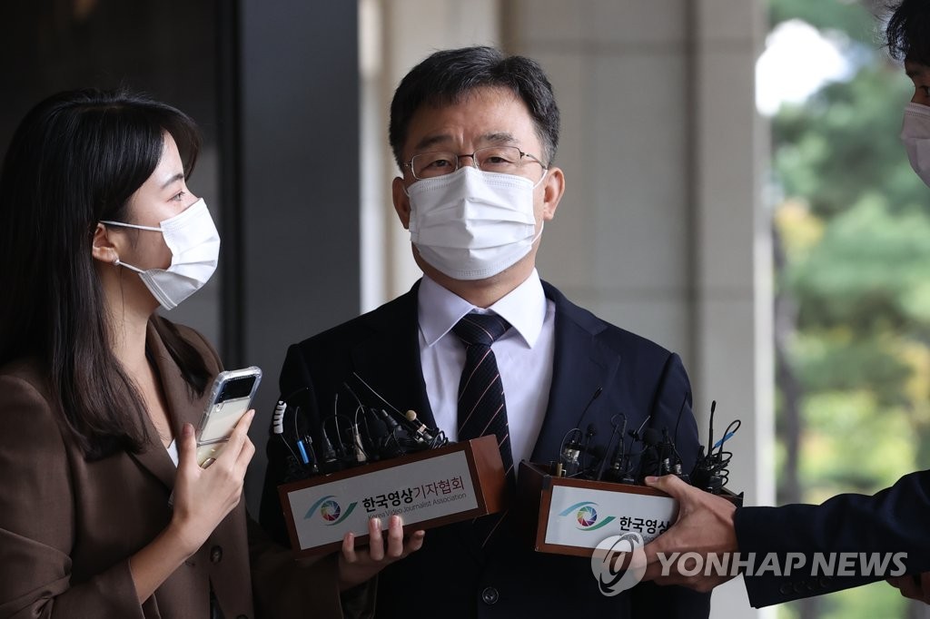 '대장동 의혹 핵심' 화천대유 대주주 김만배 검찰 출석