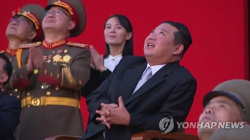 김정은 뒤에서 북한 국방발전전람회 둘러보는 김여정