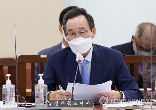 답변하는 송하진 전북도지사