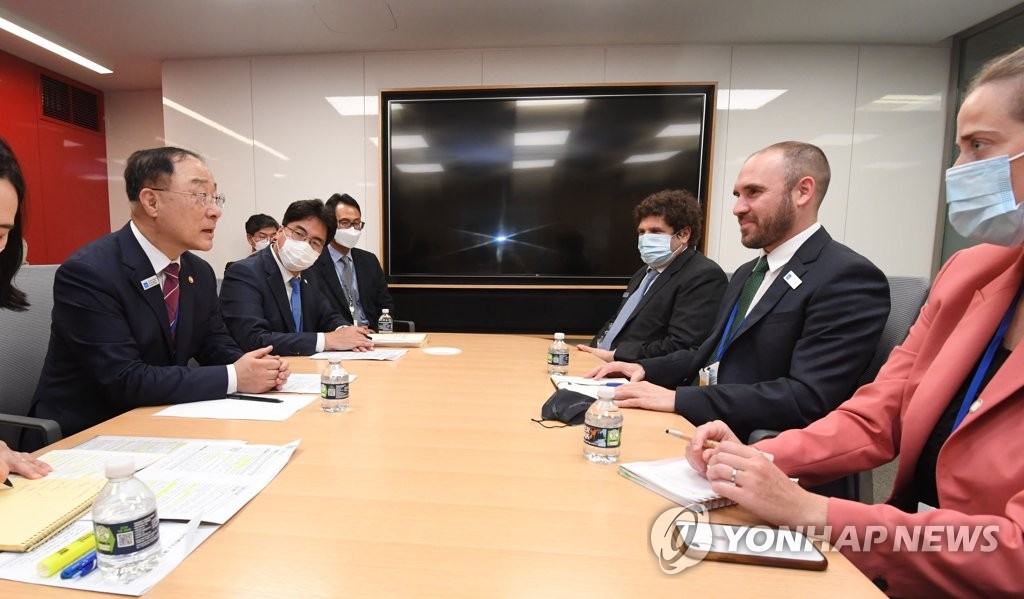 S. Korea-Argentina finance ministers meet S. Korea-Argentina finance ministers meet