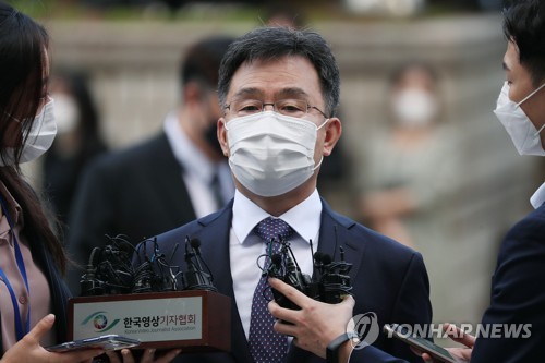 취재진 질문에 답하는 김만배