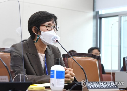 답변하는 권태선 방송문화진흥회 이사장